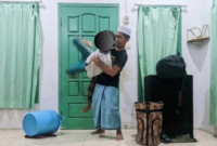 Sreenshot : Rekaman pendek saat korban dibanting oleh guru ngajinya 