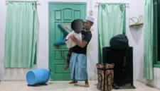 Sreenshot : Rekaman pendek saat korban dibanting oleh guru ngajinya