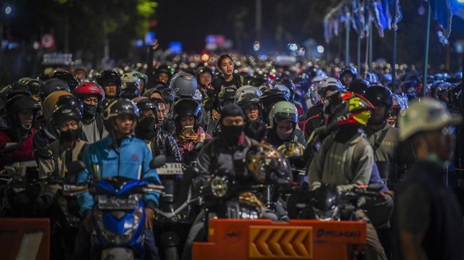 Gambar Ilustrasi AI : Pemudik di Pelabuhan Ciwandan Banten