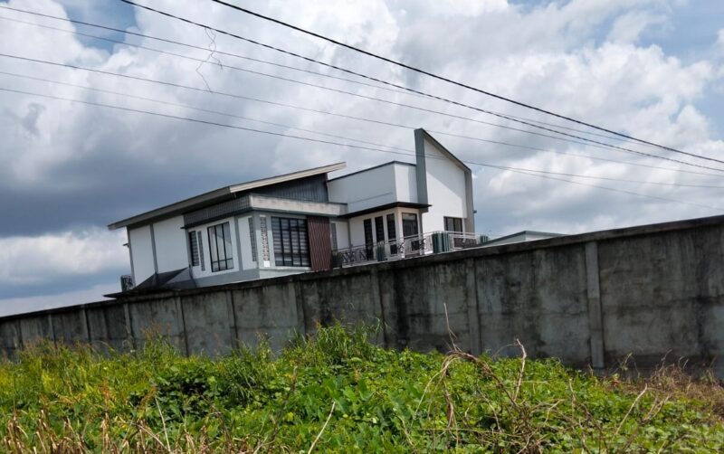 Poto : Rumah terduga pelaku pembeli emas di Desa Kenual 