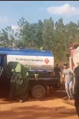 Truk Tangki Diduga Pindahkan BBM Subsidi Secara Ilegal di Sanggau, Aktivitas Terekam Terang-Terangan. Warga Mengaku Sempat Diintimidasi